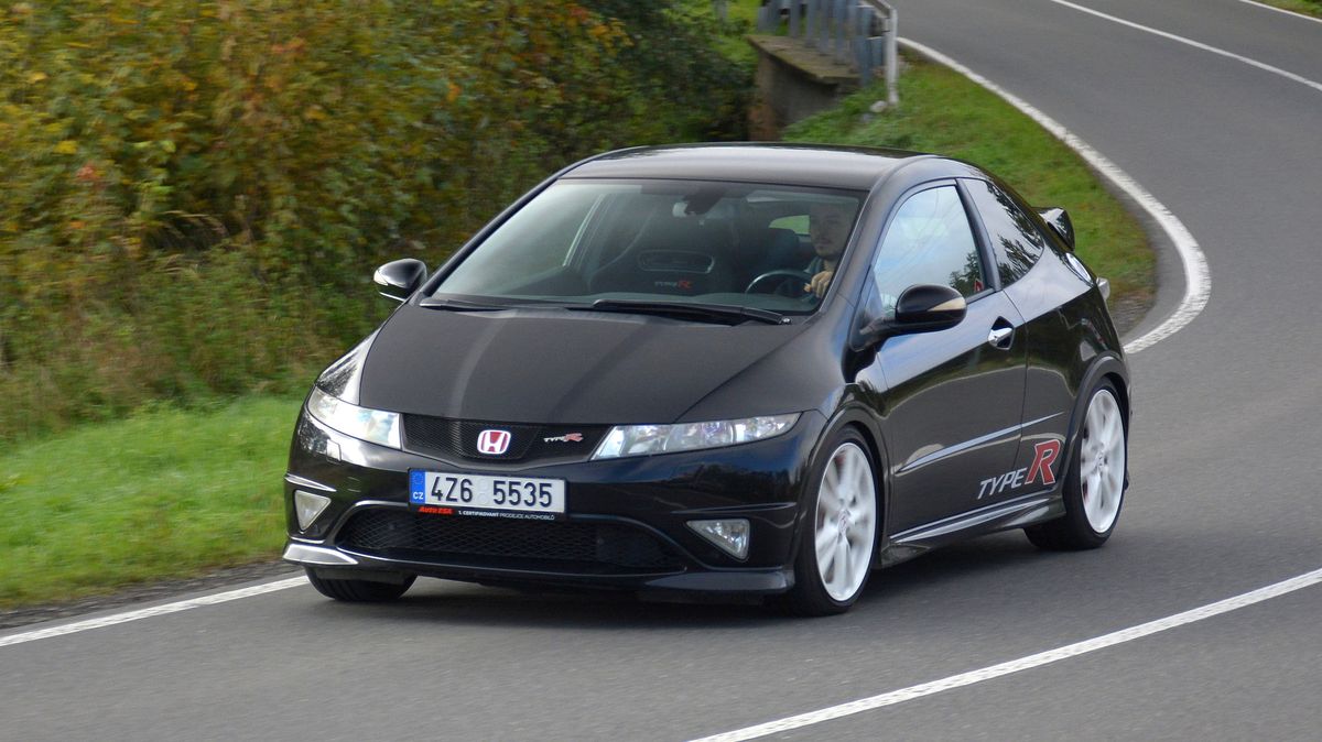Zábava do kapsy za cenu ojeté fabie: Ostrý hatchback do 200 000 Kč může být skvělý kauf, nebo černá díra na peníze