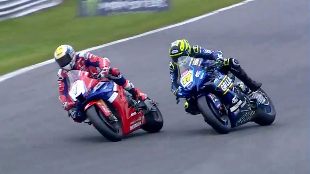Dvě závodní kola dramatičtější než celý ročník F1: Takhle se závodí, když máte o dvě kolečka méně