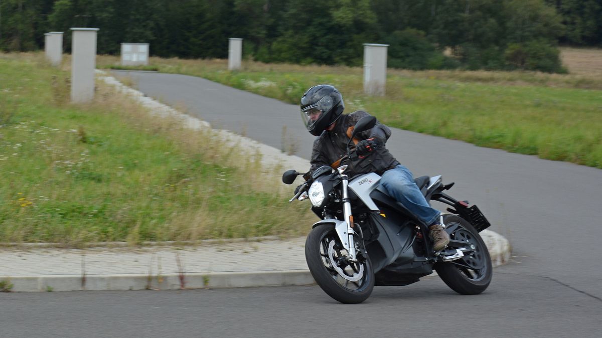 Elektrická motorka Zero S 14.4 jede jako velká mašina, ale stačí vám na ni papíry na auto! Ani jako ojetá však levná není