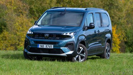 Peugeot odpálil letní slevové tornádo. Populární modely koupíte pod 400 tisíc, na své si přijdou i pracanti