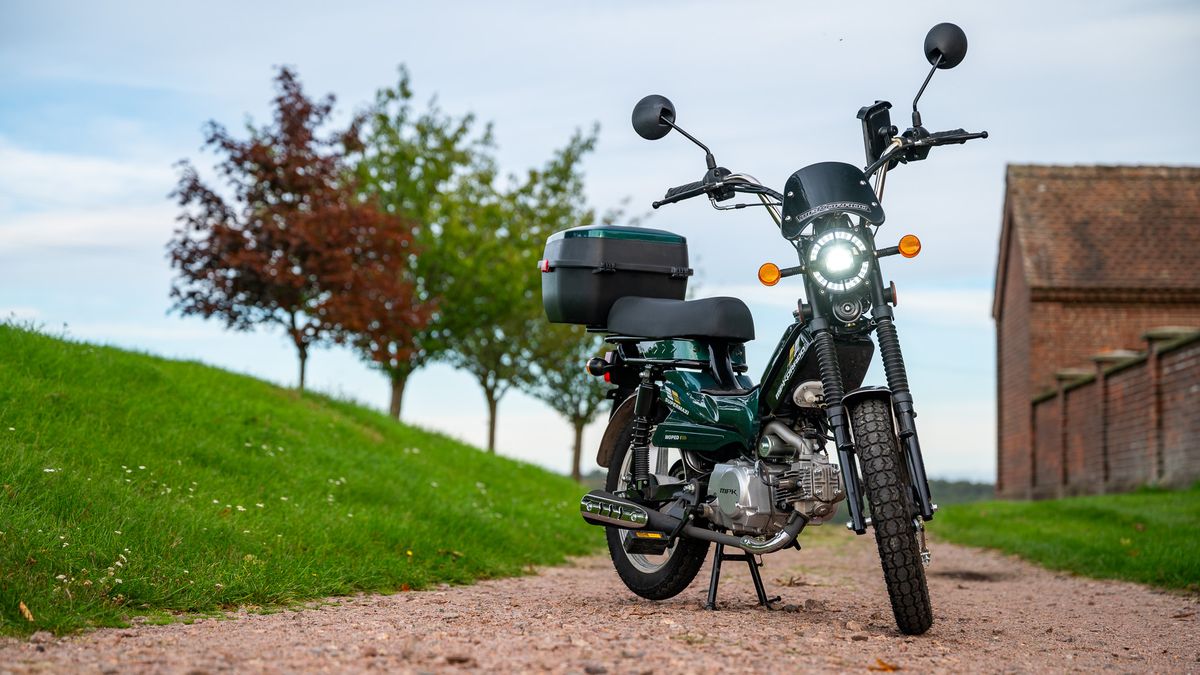 Splašené kolo jezdí „pod dva“, stojí jednu výplatu a stačí vám řidičák na auto: Otestovali jsme český moped mpKorado Supermaxi 50 EFI