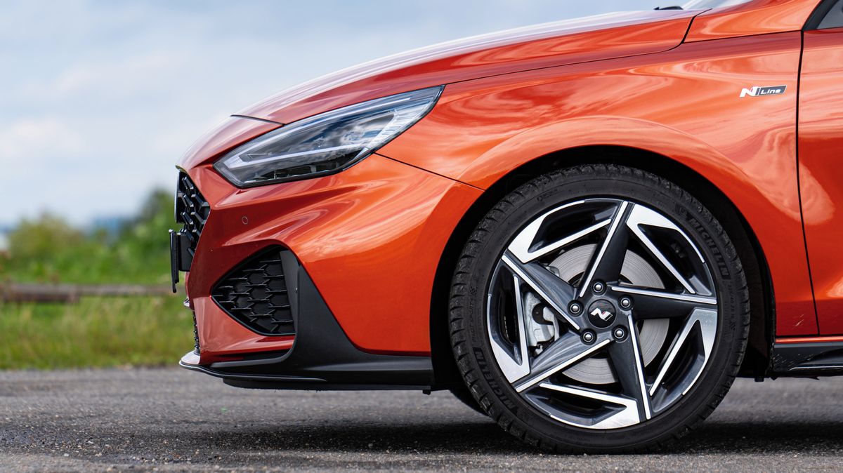 Automobilová dvojka českého trhu loni opět rostla. V jednom segmentu skokově! A elektromobily to nejsou…