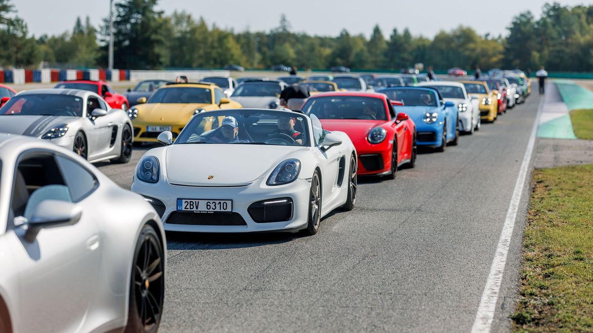 Takovou sešlost vozů Porsche v Česku nepamatujeme: Festival značky rozzářil brněnský Masarykův okruh