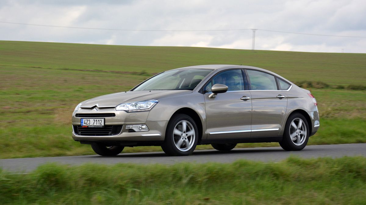Ojetý Citroën C5 osloví milovníky plavné jízdy, jeho podvozek je fantasticky pohodlný. Hezký kus se hledá těžko, i ten však stojí málo