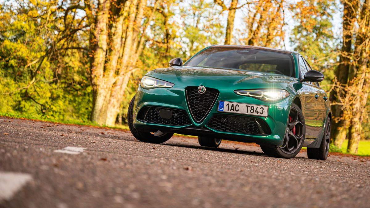 Že nafta patří do kamen? Alfa Romeo Giulia vás naučí ďáblovo palivo vzývat, za benzin bychom neměnili