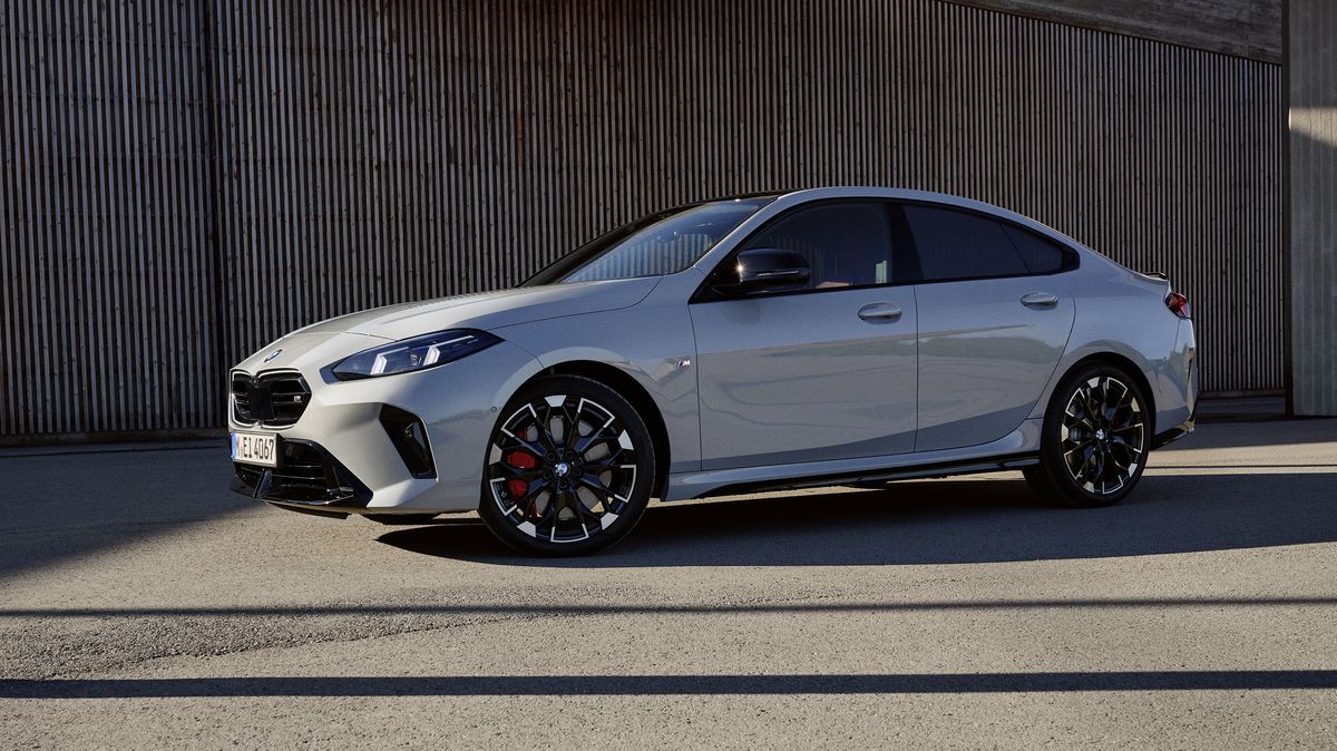 BMW představuje svůj nejmenší sedan: Sportovní stylovka s hezkými ledvinkami v základu nestojí zase tak moc