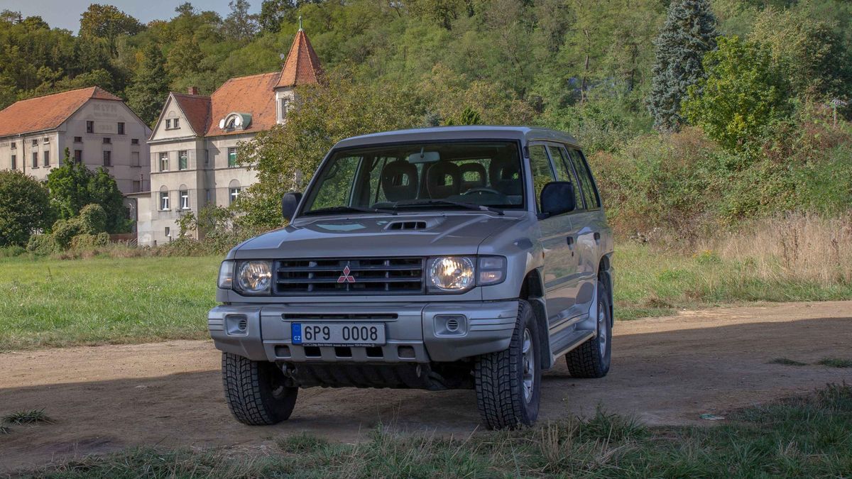 Tohle je ještě teréňák ze staré školy. I když vlastně ne tak staré, klasické Mitsubishi Pajero je mladší, než byste řekli