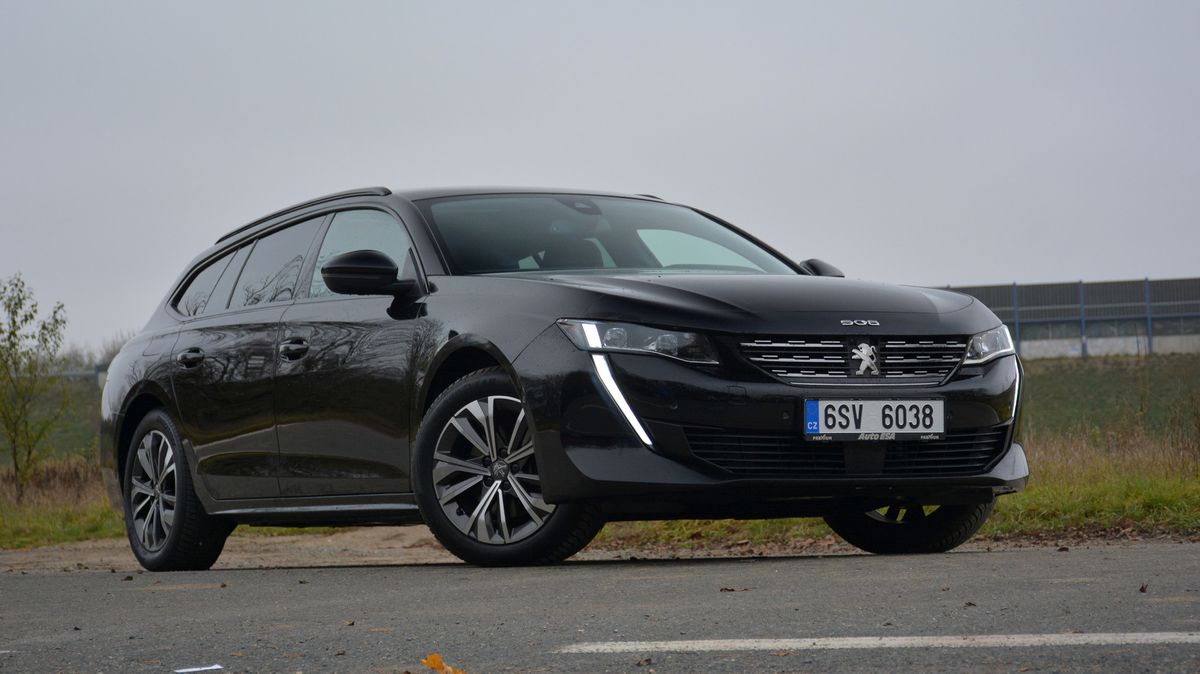 Test ojetiny: Atraktivní Peugeot 508 se snaží být za každou cenu jiný, ale servisy se s ním nenudí