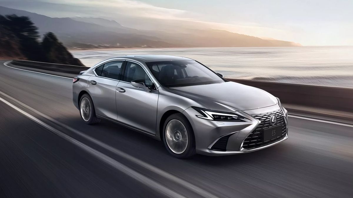 Toyota Camry pro náročné má po druhém faceliftu. Lexus ES opisoval od populárního SUV, možná dorazí i k nám