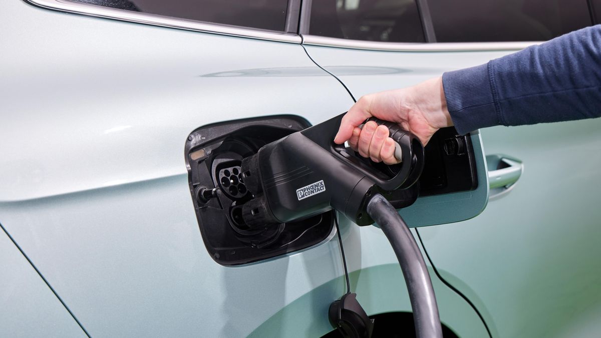 Počet elektromobilů na českých silnicích roste. Bude je ale kde nabíjet?