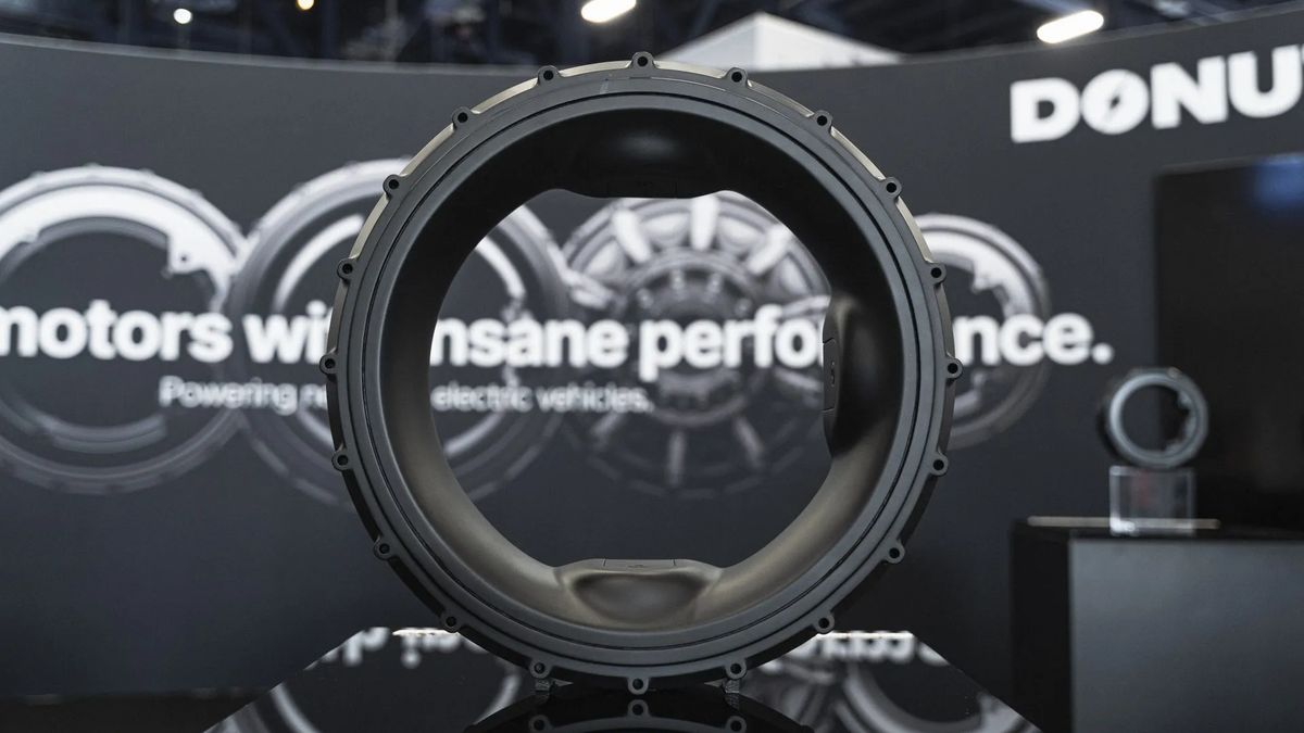 Elektromotor, který tady prý ještě nebyl. Britové slibují výkony hypersportu v balení, jež se vejde do kola od auta