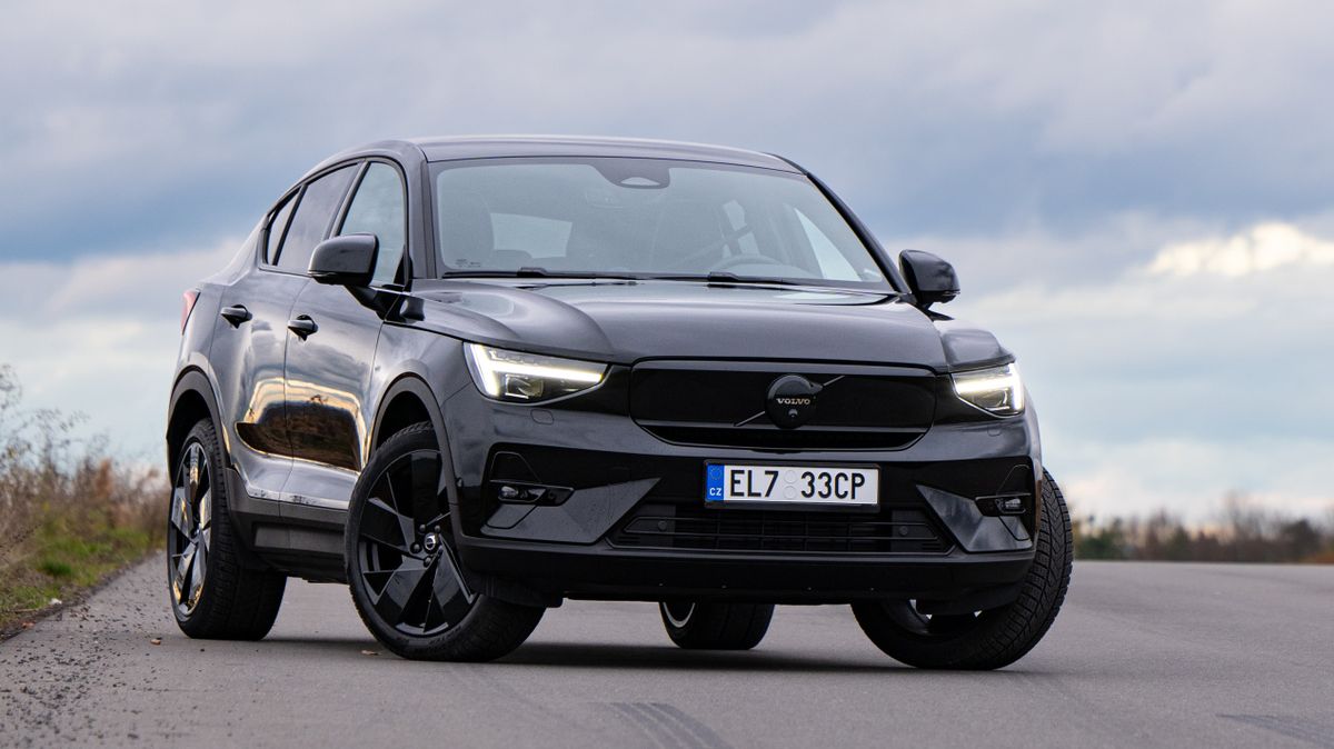 Rodinný univerzál v tretrách a smokingu: Elegantní Volvo EC40 je nečekaně praktický rychlík