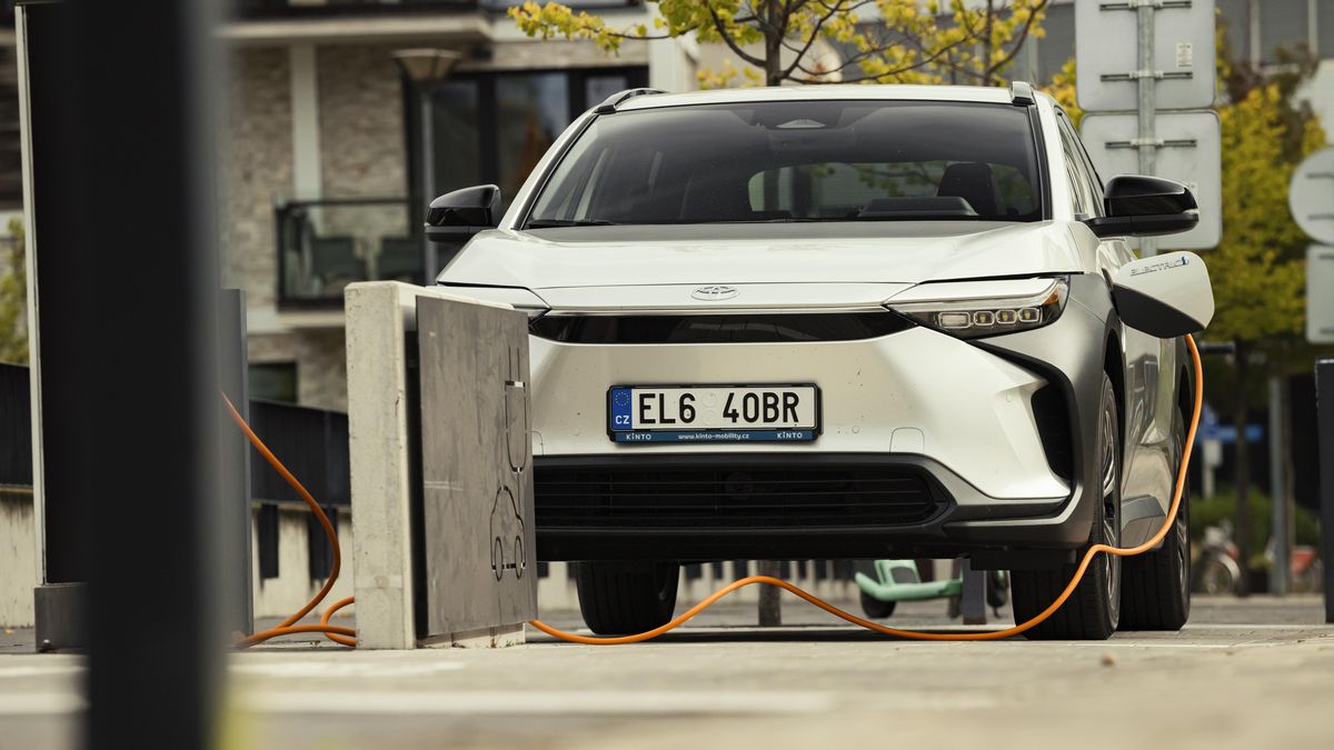 10 otázek a odpovědí před koupí prvního elektromobilu: Co všechno ovlivní dojezd? A nezruinuje mě péče o baterii?