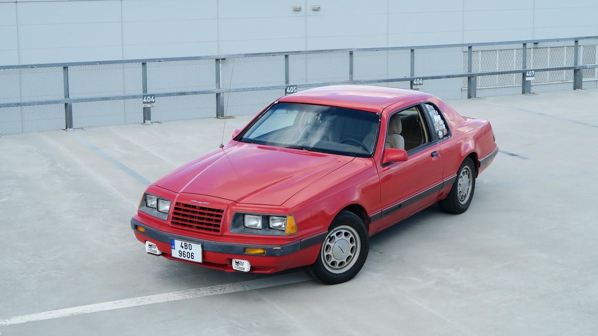 Ford Thunderbird deváté generace je hodně netradiční americké auto. Vrcholem nabídky byl čtyřválec, dokonce přeplňovaný