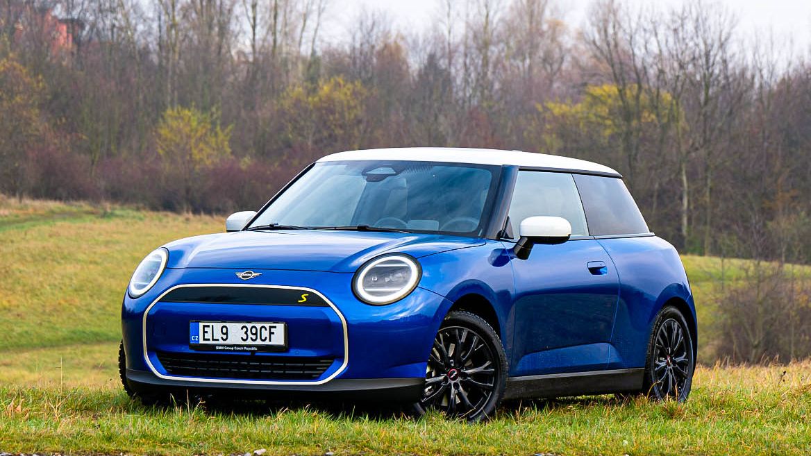 Test MINI Cooperu SE: Motokára křížená s digi hrou, s čínskou kočkou uvnitř a francouzským problémem