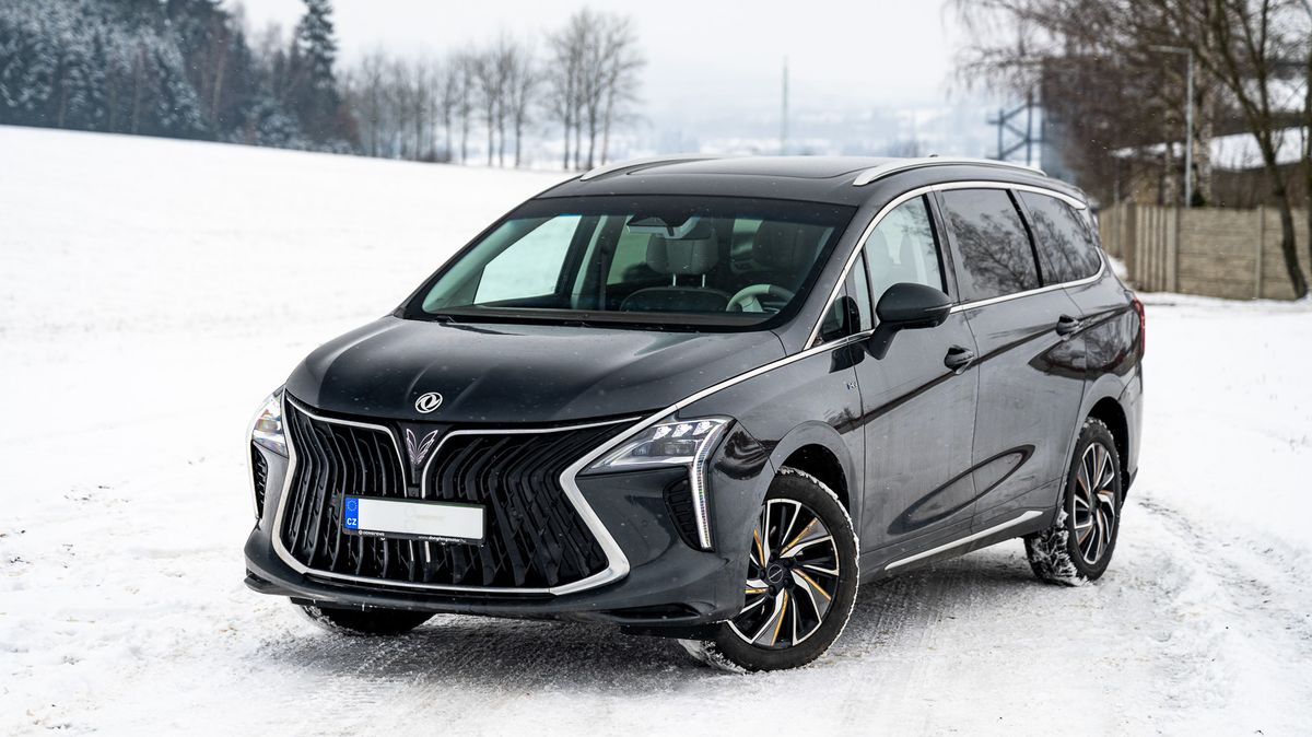 Dongfeng U-Tour je jedno z mála velkých MPV na českém trhu. Teď dorazil jako hybrid a pořád stojí přijatelné peníze