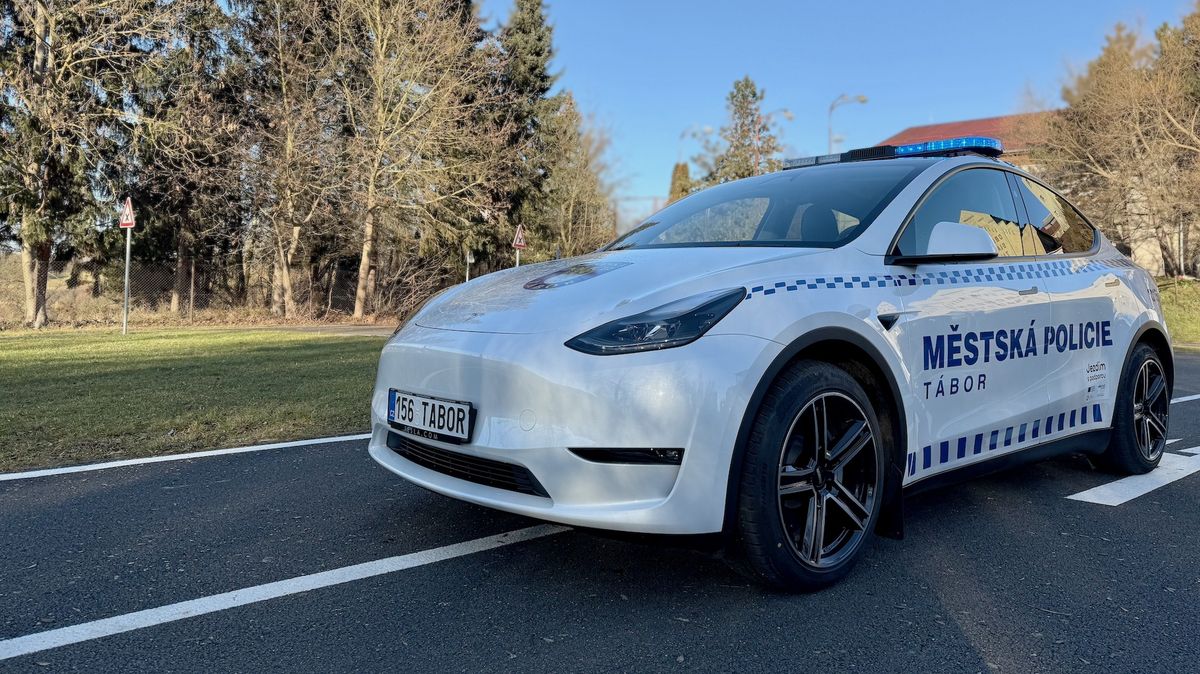V Táboře mají unikátní policejní auto. Stálo sice balík, ale ekonomicky dává smysl a tankují ho před služebnou