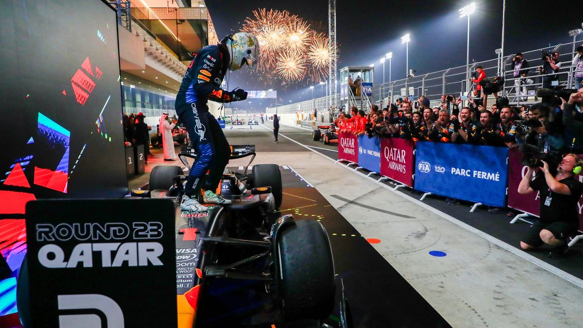 F1 udělila hodně přísný trest, který může rozhodnout o titulu. Závod v Kataru byl napínavý na trati i mimo ni