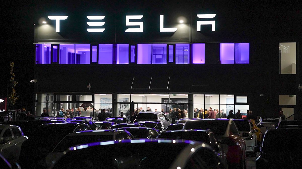 Tesla ukázala své druhé velké centrum v Česku. Největší bolístku značky však nevyřeší
