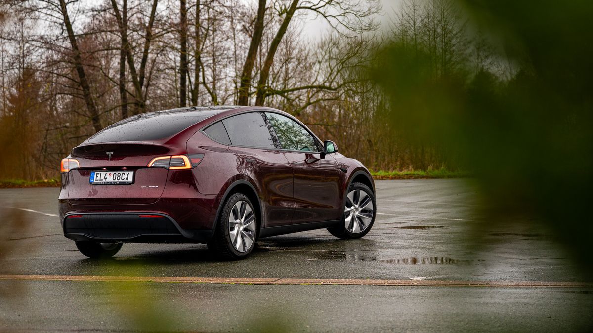 Nejprodávanější tesla je nově pro sedm a vylepšíte si ji doplňky z AliExpressu. Revoluce Modelu Y však teprve přijde