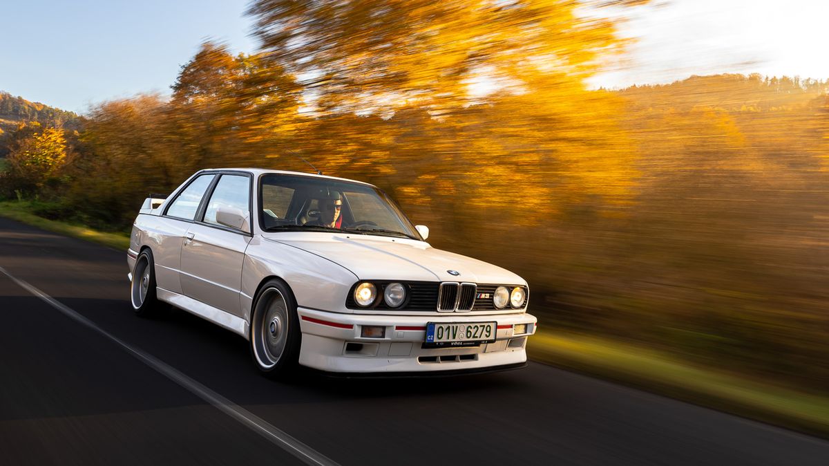 BMW M3 E30 je naprostá ikona, narodila se díky závodům. Ale opravdu stojí za ty prachy?
