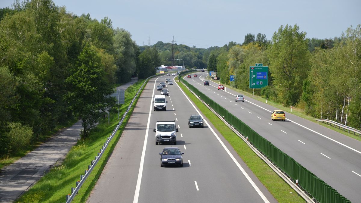 Jízda v protisměru nebo couvání na dálnici je nebezpečné a nelegální, nejhorší postih ovšem už nehrozí. Je to dobře?