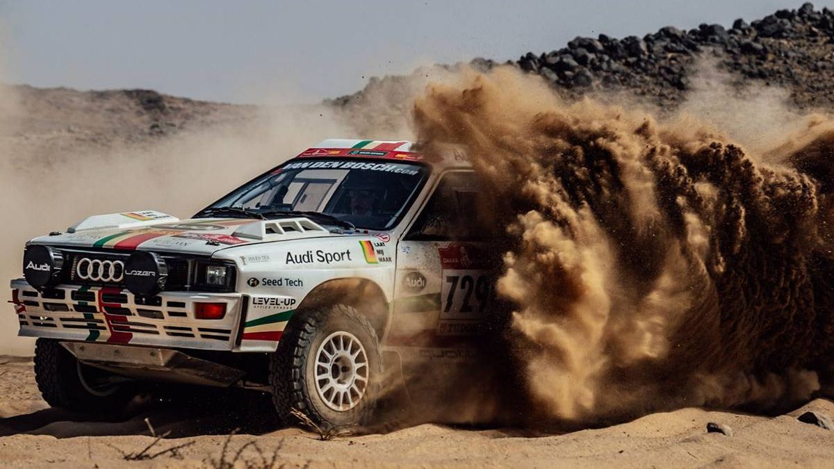 Čtyři Audi Quattro na Dakar Classic předvádí fantastickou show. Na čas a výsledky ale kašlou