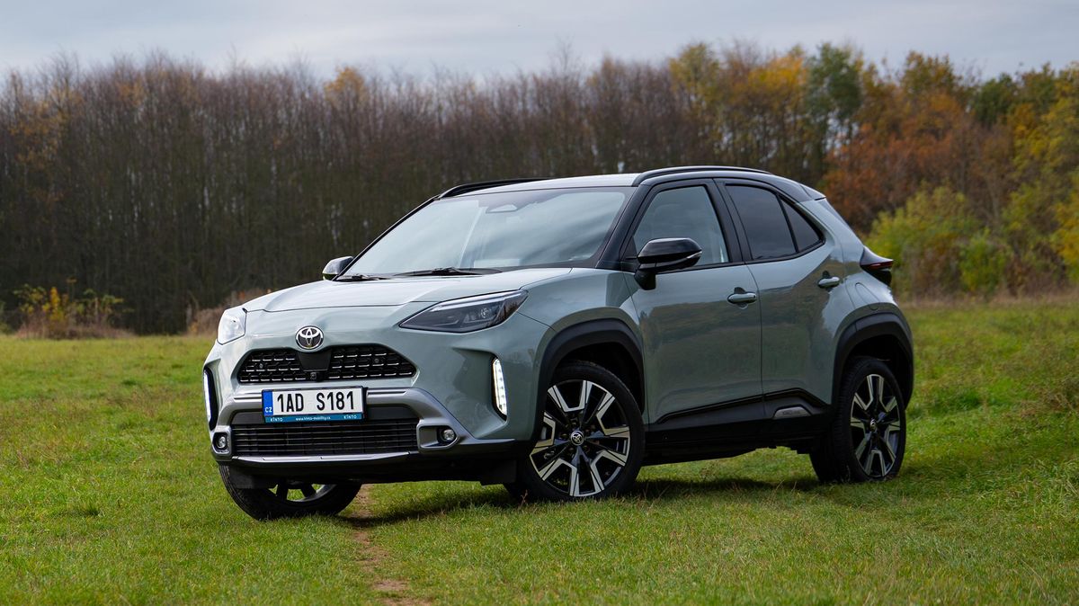Oblíbený malý spořílek od Toyoty v novém: Yaris Cross je svižnější a digitalizovanější, ale pořád jezdí pod pět