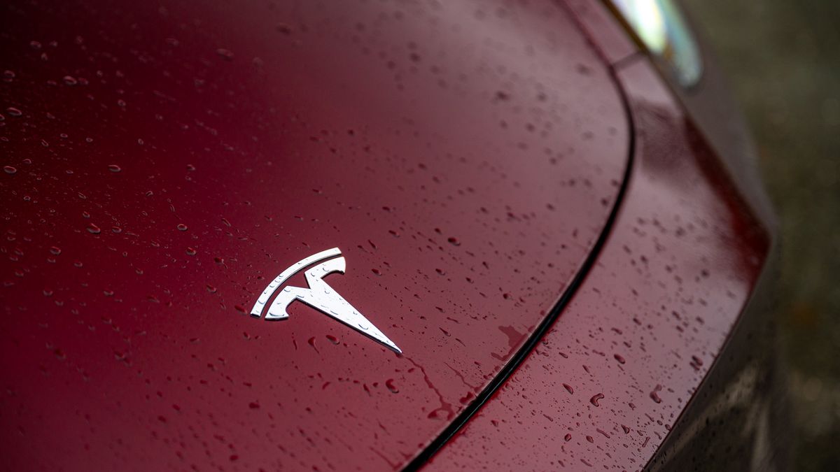 Tesla má problém: Automobilce vloni poprvé za více než deset let klesl celoroční odbyt