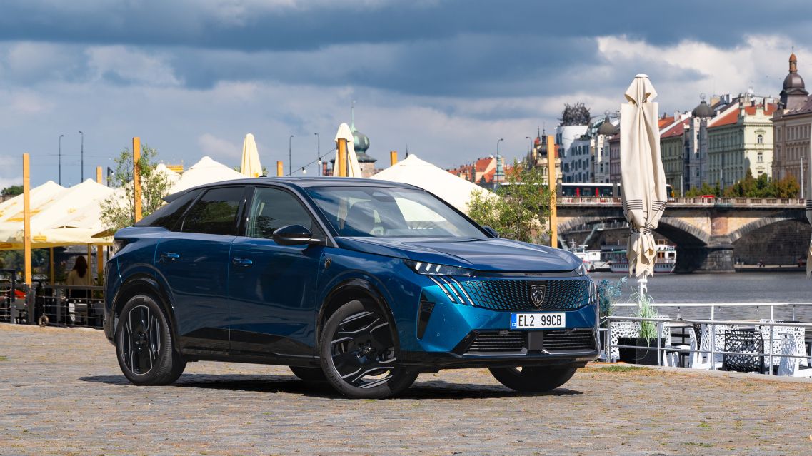Krasavec od Peugeotu je nejlepší v elektrice: Nová e-3008 kombinuje styl s pohodlím a tichem
