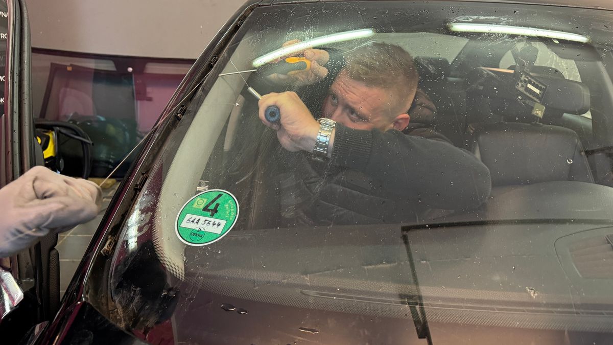 Výměna čelního skla jednoduše jen vypadá. Pokazit se toho dá dost. Pojišťovna navíc nezaplatí škodu vždy