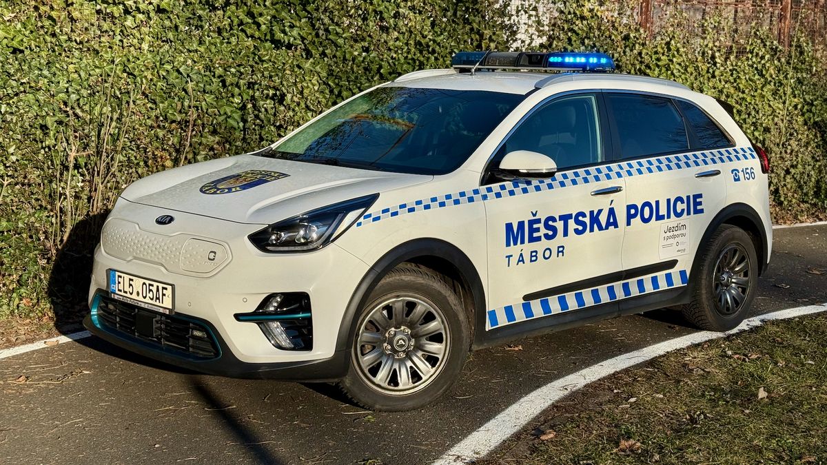 Jako první v Česku nasadili do ostré policejní služby elektromobil. Ušetřili, nebo prodělali?