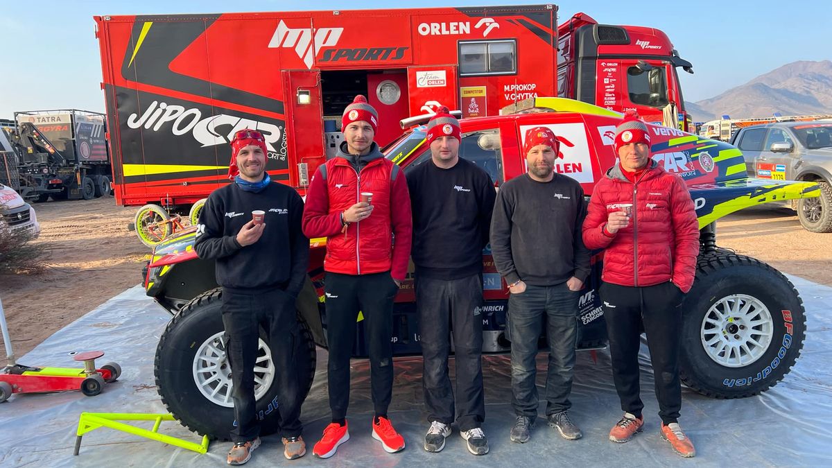 Bezejmení mechanici na Dakaru. Ti, kteří v pěti stupních a pod širým nebem makají klidně celou noc