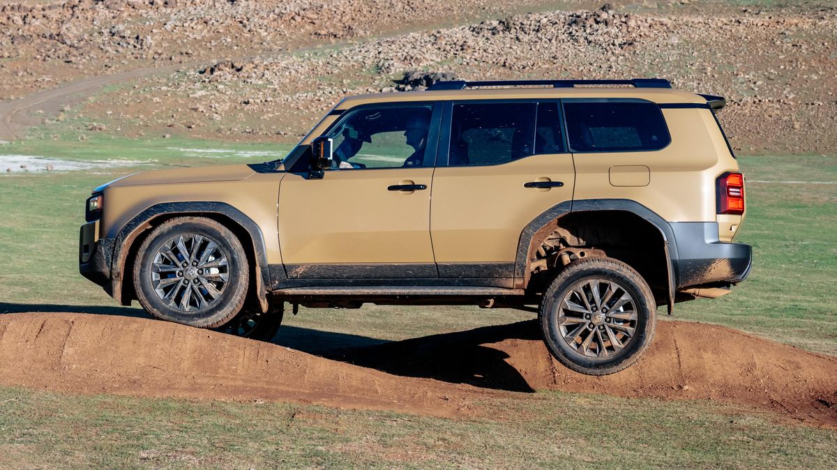 Už i legendární offroad Toyoty je hybridem. Diesel dostává elektrický doping, na schopnostech mu to neubírá