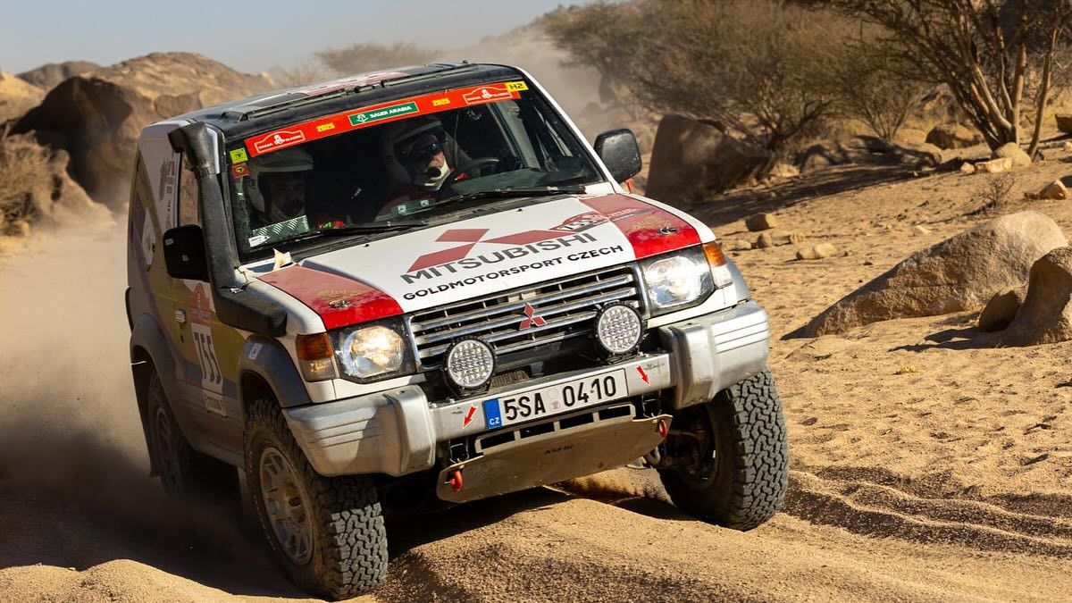 Zlaté české ručičky na Dakaru Classic: Přes noc vyměnili motor v Pajeru. Neuvěříte, co použili místo zvedáku