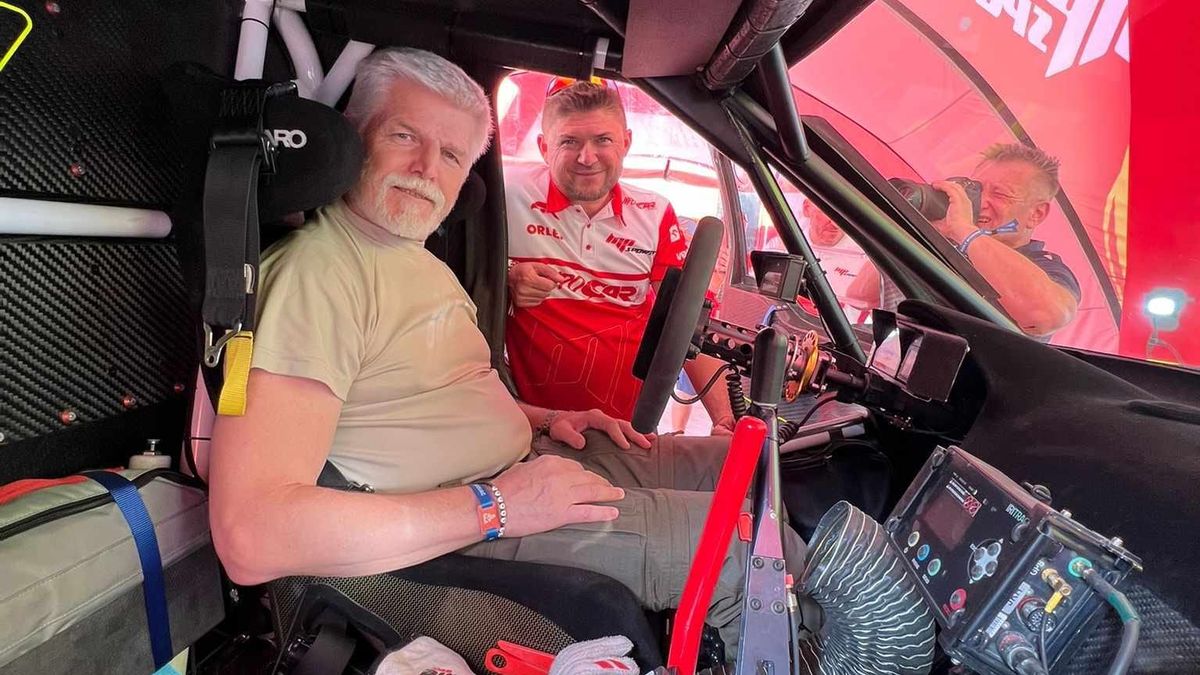 Prezident Petr Pavel je na Dakaru! Nadšený autíčkář přijel fandit českým posádkám, spát bude ve stanu