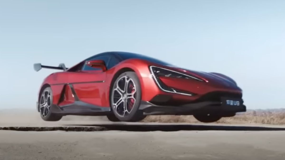 Ideální auto na rozbité české okresky? Čínský sporťák láká na bizarní funkci, umí přeskakovat výmoly