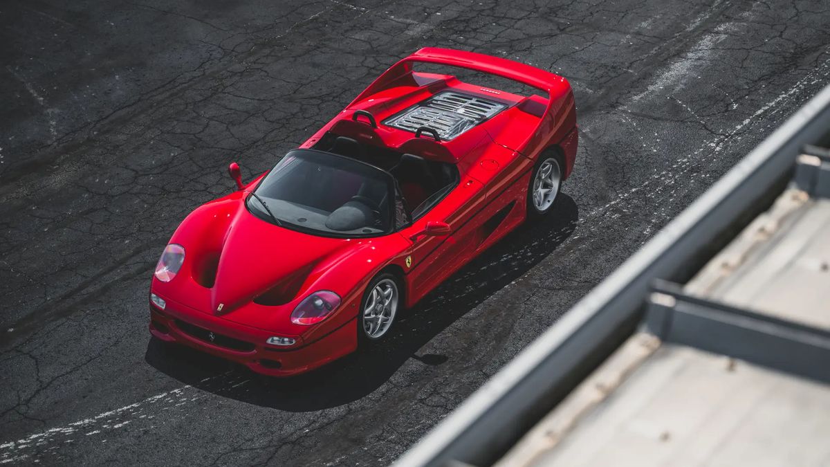 Na prodej je svatý grál Ferrari: Výroční F50 nenajela skoro nic, cenovka se předpokládá extrémní