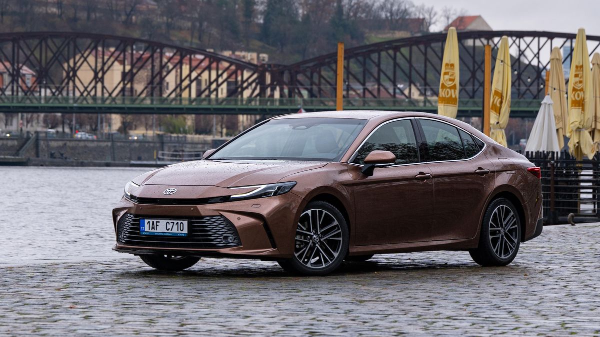 Když nechcete Superb: Nová Toyota Camry přiváží dostupný luxus v elegantním balení s lidskou cenou