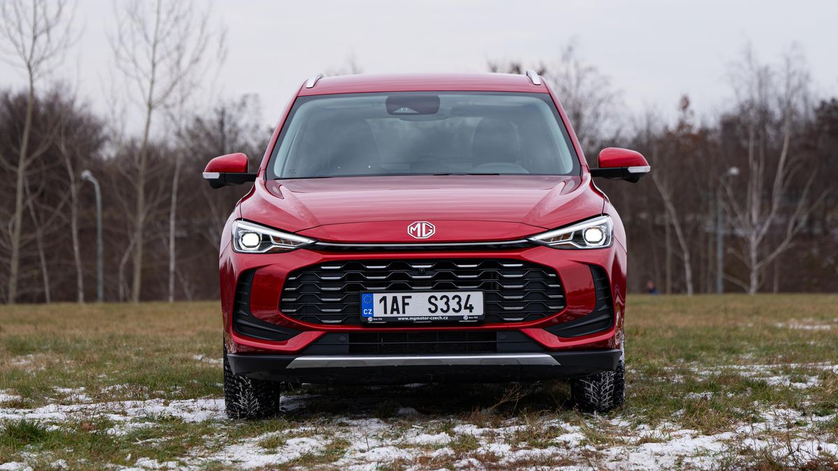 Nejprodávanější kompaktní SUV v Česku MG ZS dorazilo s benzinovým motorem a zlevnilo. Na výbavě přitom nešetří