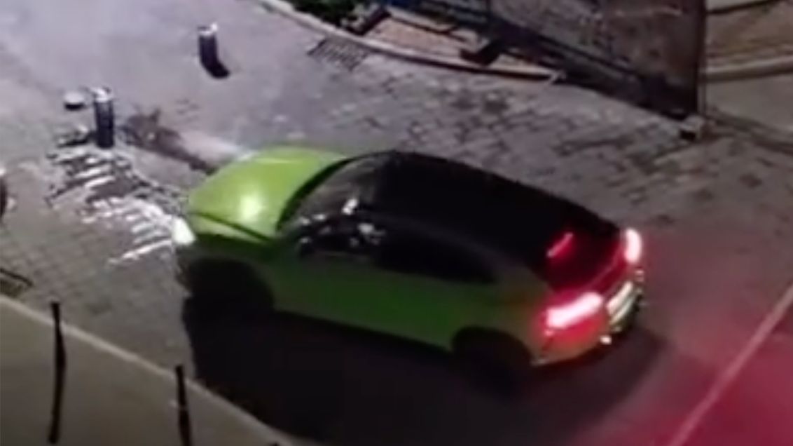 Opilec, nebo šílenec? Internetem koluje video, ve kterém někdo drtí milionové SUV o patník
