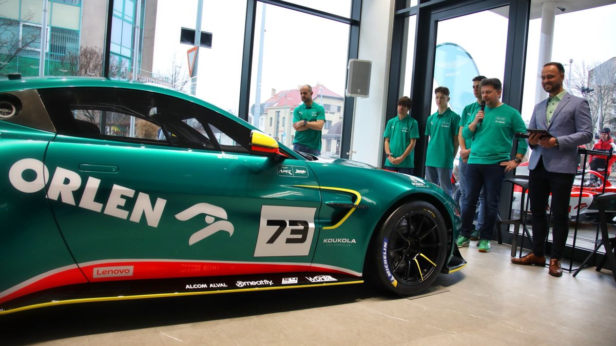 Historický úspěch pro české barvy. Tým Janík Motorsport se spojil se značkou Aston Martin, kromě závodění bude vychovávat mladé talenty