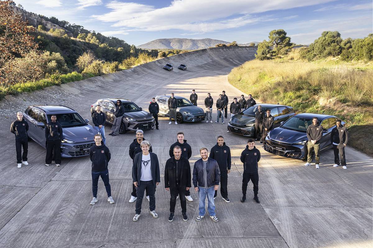 Fotbalisté FC Barcelona si převzali vozy značky Cupra