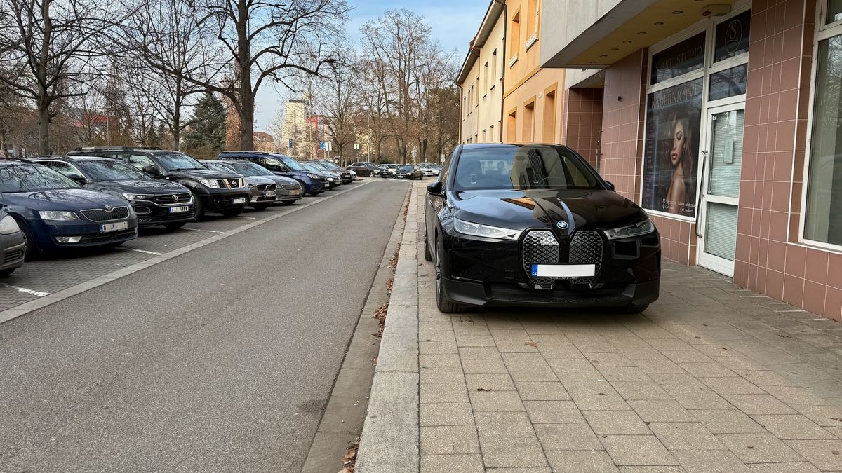 Za parkování na chodníku hrozí pokuta. Existují ovšem výjimky a někdy na chodníku dokonce stát musíte