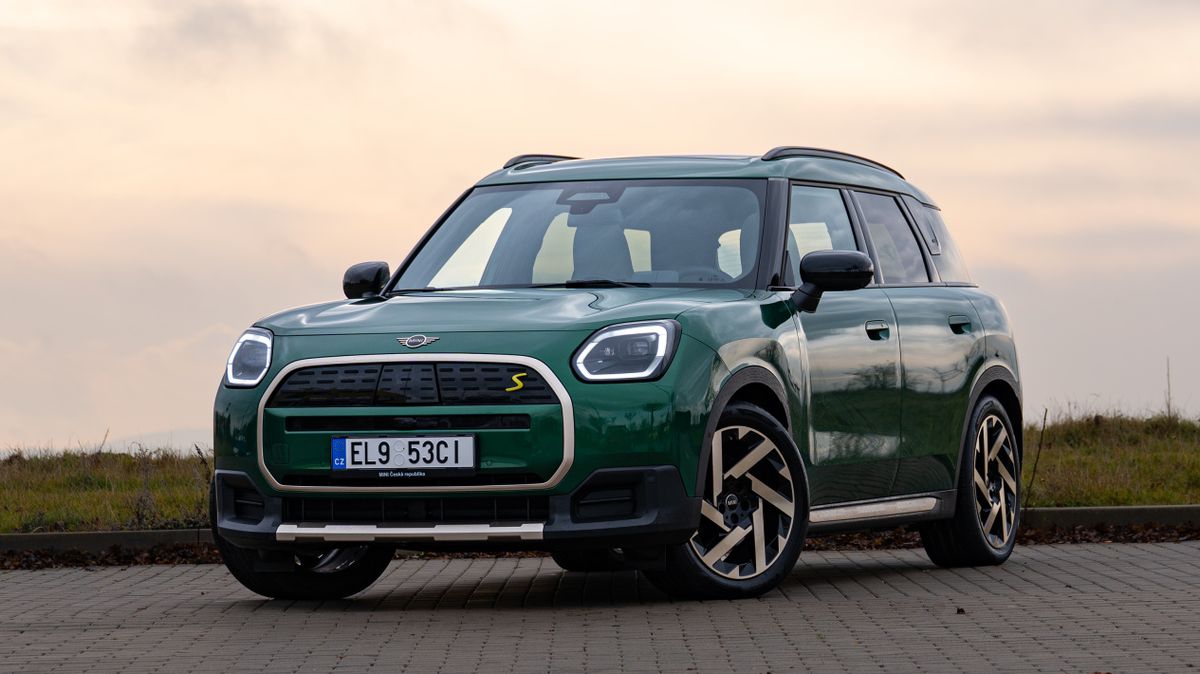 Rodinná motokára: MINI Countryman SE je auto pro zodpovědné táty, co se chtějí za volantem bavit