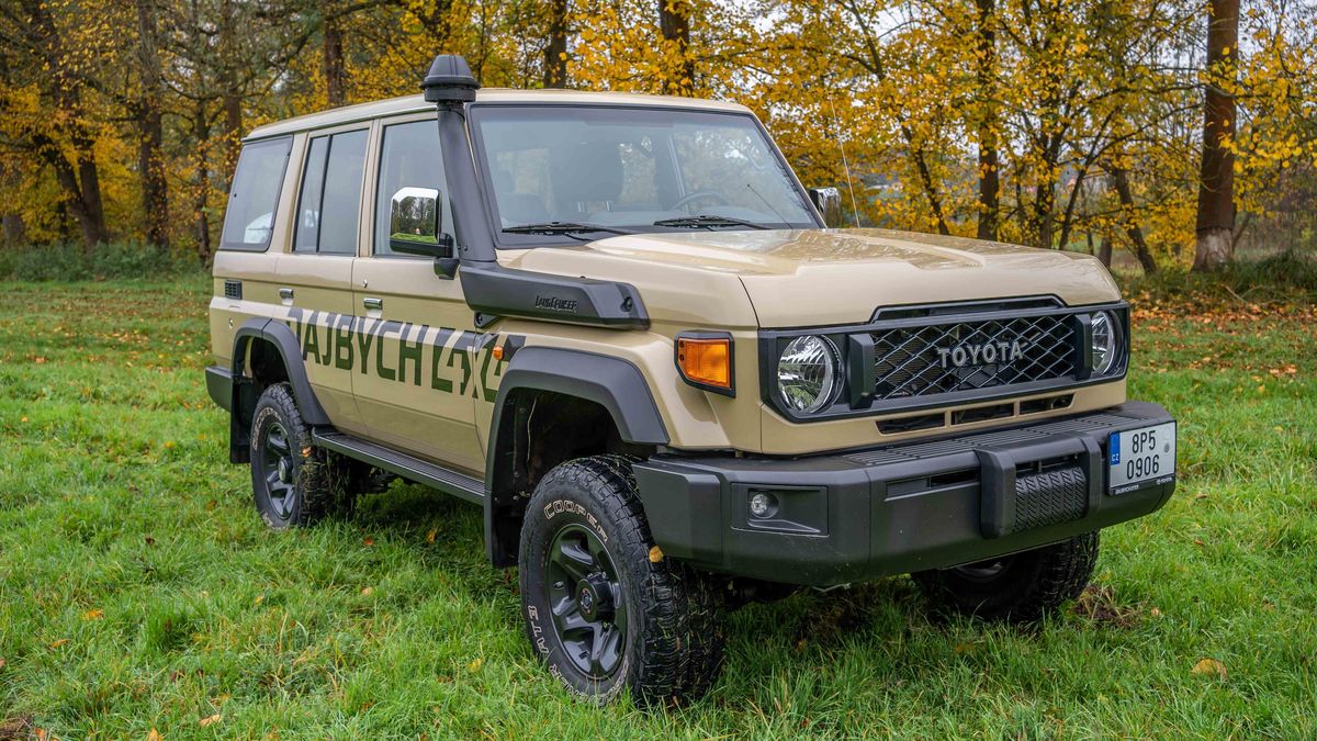 Klasická Toyota Land Cruiser je starý pes, který se ale nějakým novým kouskům naučil. Pořád jsou to však osmdesátky jak vyšité