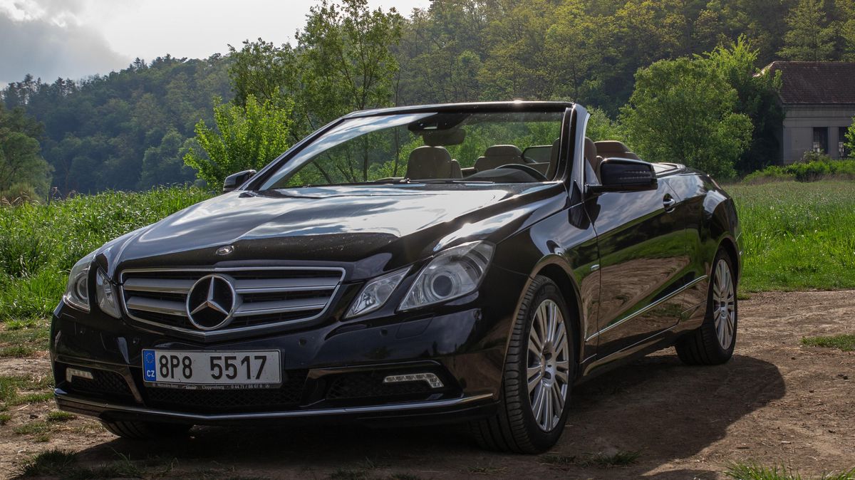 Do tohoto kabrioletu od Mercedesu se zamilujete na první svezení. I když má motor, který se do něj na první pohled vůbec nehodí