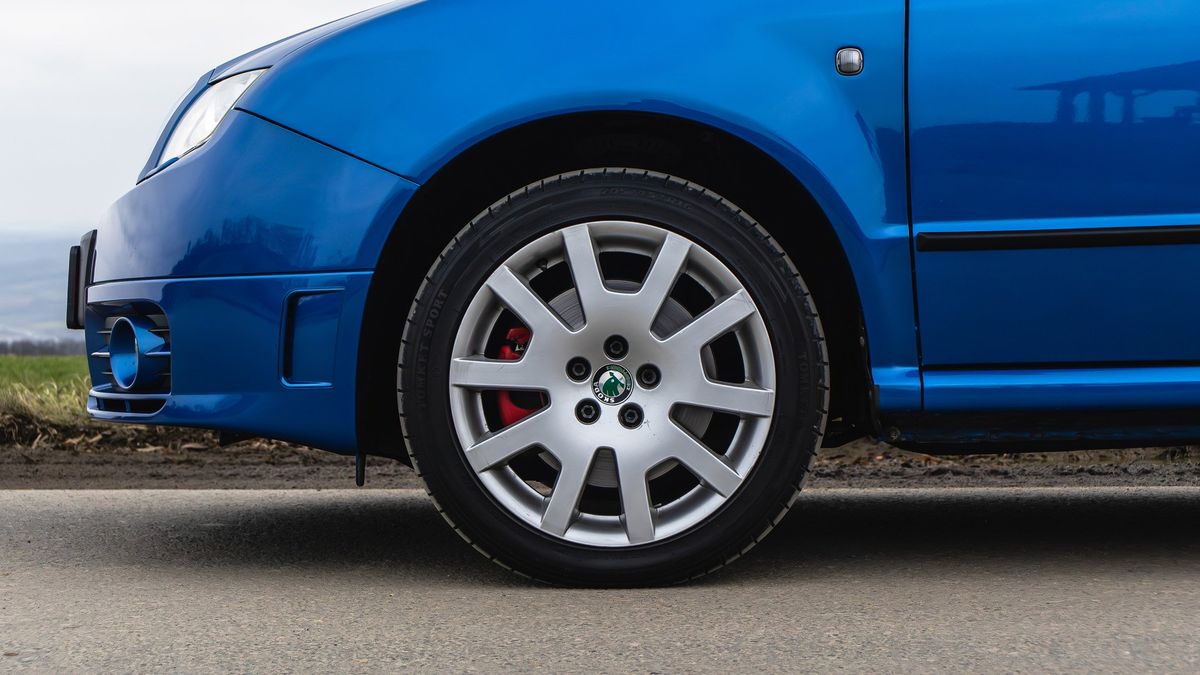 K mání je vzácná Škoda Fabia, která se u nás neprodávala. Jedna ze sta vyrobených a navíc ve verzi, na níž můžeme dnes jen vzpomínat