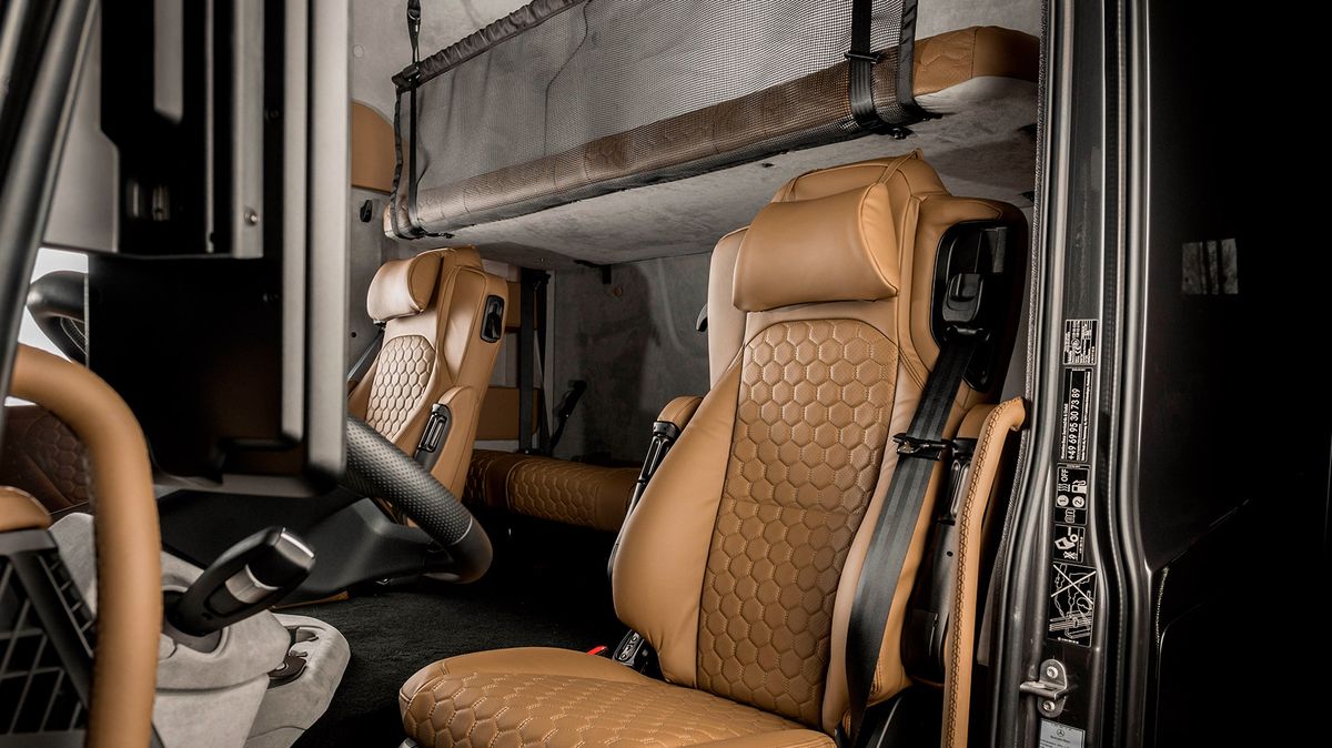 Takto vypadá obytné auto za 77 milionů: Opulentní interiér tak nějak čekáte, ve výbavě ale nechybí luxusní auto