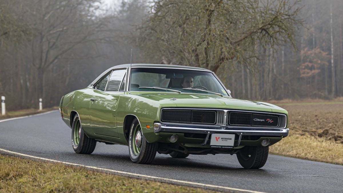 Dodge Charger jako muscle car ze zlatých časů. Obří a hlučný motor, bezmezná síla a svaly, kam se podíváš